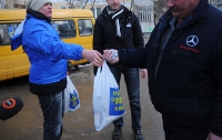 В Донецкой области ПР заманивала избирателей колбасой и выпивкой