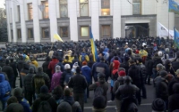 Активисты Майдана идут на митинг под Верховной Радой