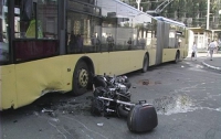 В Киеве мотоциклист погиб в результате столкновения с троллейбусом (ФОТО)