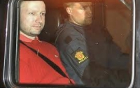 Брейвик показал, как расстреливал людей 