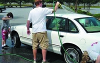 Мужчины и женщины по-разному относятся к мытью автомобиля