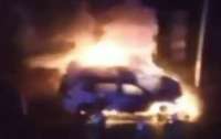 У Києві після вибухів загорілись два авто (відео)