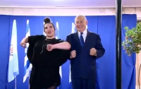 Нетаньяху сплясал танец курочки с победительницей 