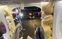На лайнере компании Alaska Airlines во время полета оторвалась дверь аварийного выхода