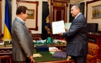 Янукович подарил Кобзону Гоголя