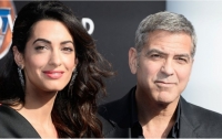 Амаль и Джордж Клуни впервые вышли в свет с двойняшками