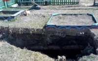 Часть детской площадки провалилась