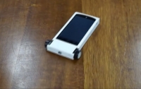 Японские разработчики создали чехол с колесами для смартфона (ВИДЕО)