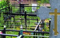 Американская клептоманка обставила свой дом снаружи сувенирами с кладбища