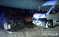 В Запорожье автомобиль влетел в электроопору: трое пострадавших
