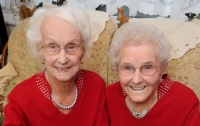 Столетние близняшки из Британии рассказали о секретах долголетия