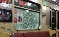 Неадекват бросал камни в вагон метро