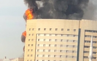 В Стамбуле загорелась больница, огонь охватил все этажи (видео)