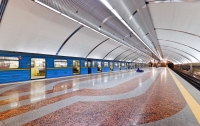 Человек упал на рельсы в киевском метро: ограничено движение