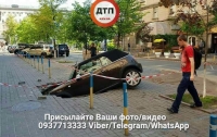 Автомобиль иностранца в центре Киева провалился под землю