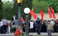 Львовские коммунисты, несмотря на запрет суда, возложили на Холме Славы венки с российским флагом