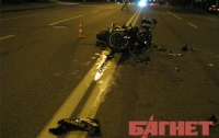 В Киеве автомобиль-нарушитель сбил мотоциклиста (ВИДЕО)