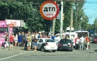 В Киеве авто влетело в толпу людей: есть пострадавшие