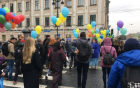 На родине Путина несколько десятков людей вышли на улицу в поддержку Украины
