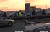 Масштабное ДТП в Киеве: на Московском мосту столкнулись шесть машин