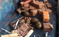 В Бахмуте патрульные остановили автомобиль с патронами и гранатами