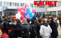 Крымская молодежь выпустила в небо воздушные шары с лентами флагов 15 республик бывшего СССР (ФОТО)