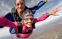 Американка отметила свое 94-летие прыжком с парашютом (видео)