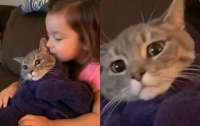 Попавший в плен объятий кот рассмешил интернет несчастным взглядом