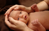 Психологи объяснили желание «съесть» новорожденного ребенка