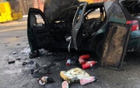Сгорело такси в центре Киева (видео)
