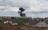 Военный самолет упал возле жилых домов (видео)