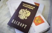 Российский МИД заявляет, что более десятка тысяч украинцев подали заявки на российские паспорта
