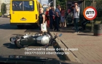 Жуткая авария в Киеве: мотоциклист на полном ходу протаранил маршрутку