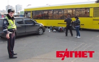 В Киеве столкнулись Nissan и мотороллер (ВИДЕО)