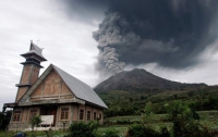 В Индонезии извергается вулкан, эвакуированы тысячи людей
