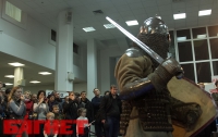 Как в Киеве участники ножевого шоу на мечах рубились (ФОТО)