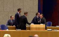 В Нидерландах министр всех напугал прямо в парламенте