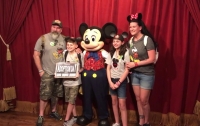 Микки Маус устроил 2 сиротам сюрприз в Disneyland: теперь у них есть родители (видео)