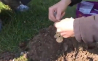 Кладоискатели нашли гору древних монет стоимостью 150 тысяч фунтов
