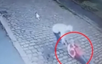 Ужасная жестокость: вор избил ногами пожилую женщину ради сумки (видео)