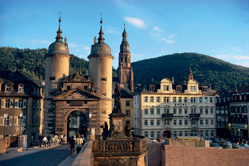 Поцелуй на Карловом мосту в Праге гарантируем новобрачным вечную любовь