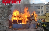 Горевшая в центре Севастополя строительная бытовка едва не сожгла автокран (ФОТО)