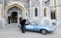 Принц Гарри с супругой уехали со свадьбы на электрокаре Jaguar E-Type