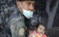 В Гватемале под пеплом вулкана нашли живого младенца (видео)