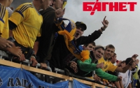 Львовские болельщики оплевали на стадионе человека, забравшего у них пиротехнику (ФОТО)