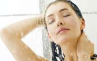 Врач рассказал о пользе горячего душа в жару