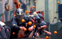 Тысячи итальянцев устроили битву апельсинами (видео)