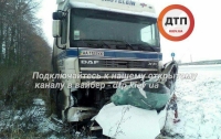 Фура под Киевом смяла микроавтобус: погиб водитель