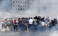 В Стамбуле спецназ водометами выгнал протестующих с площади Таксим