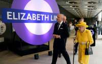 Королева Великобритании посетила новую ветку метро Лондона, ​​названную в ее честь
